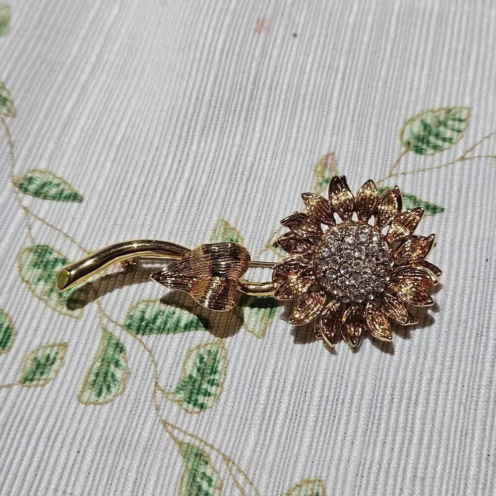 vintage cottagecore boho clear rhinestone sunflower gold tone brooch